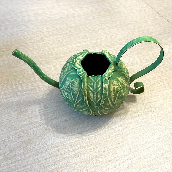 Metal Lettuce Leaves looking Watering Can - Picture 1 of 10